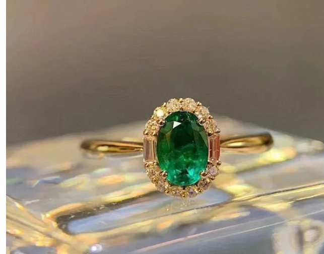 Luxury Natural Emerald Ring in 925 Sterling Silver